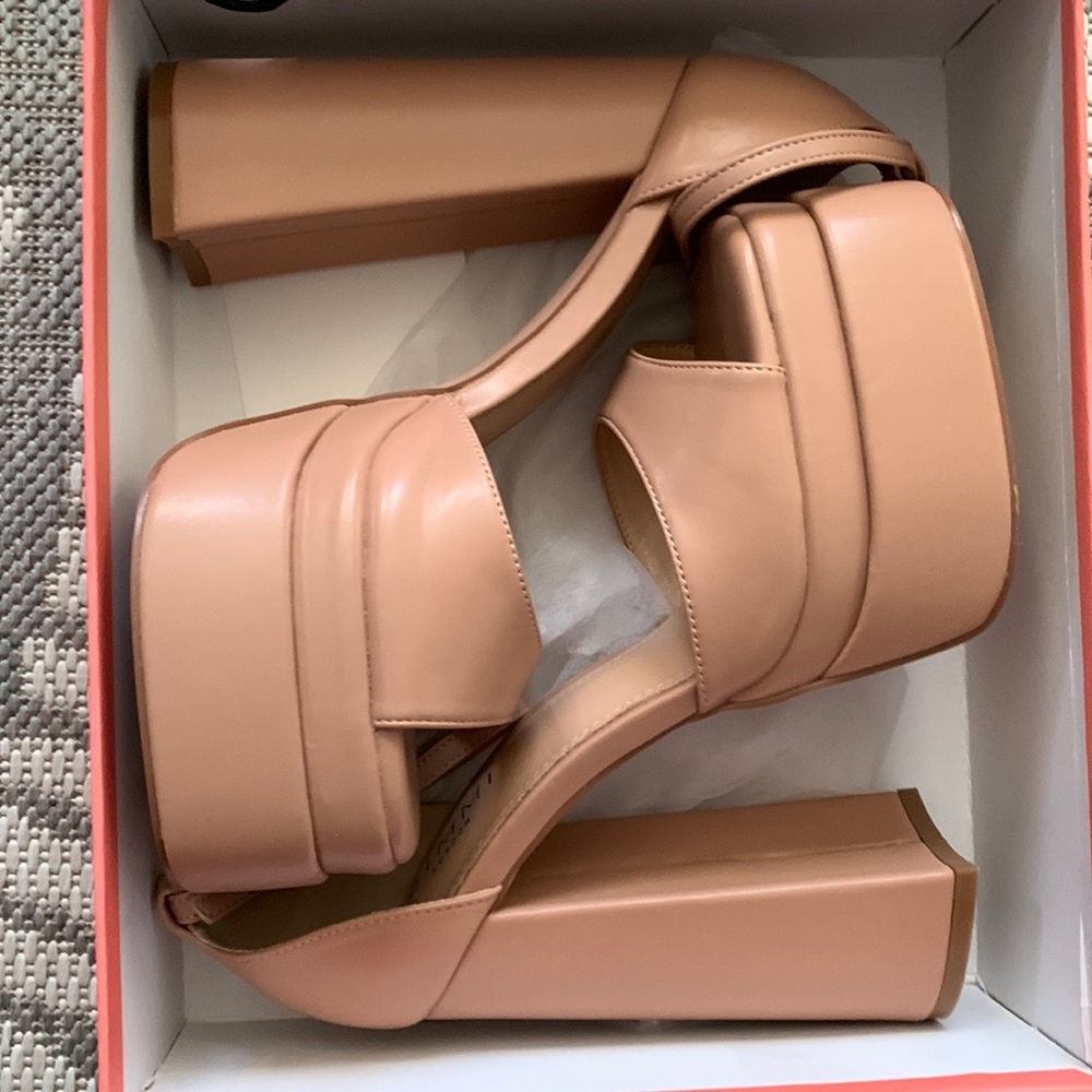 Simmi nude platform heels size 8-8.5 (runs big)
